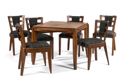 CHARLES DUDOUYT (1885-1946) Table de salle à manger.
En bois naturel le plateau carré...