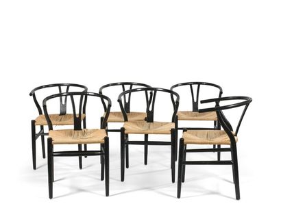 Hans J. wegner (1914-2007) Suite de sept chaises modèle «Wishbone» ou «Y CH 24».
En...
