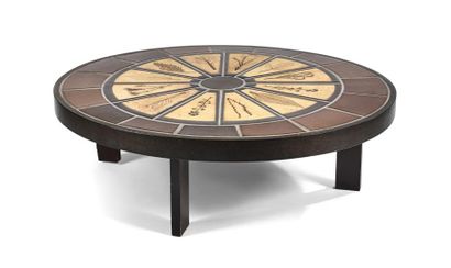 ROGER CAPRON (1922-2006) Table basse de forme ovale.
Le plateau orné de carreaux...