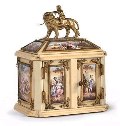 AUTRICHE Cabinet miniature en placage et moulures d'ivoire d'éléphant (préconvention)...
