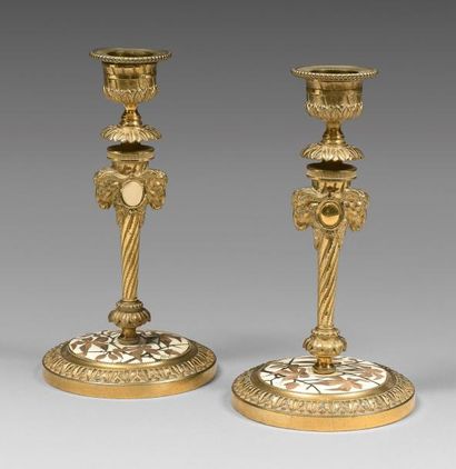 Veuve Ferdinand DUVINAGE et Alphonse GIROUX Paire de petits flambeaux en bronze doré...