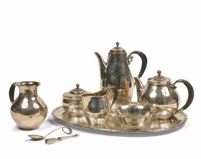 GEORG JENSEN (1866-1935) Service à thé et à café en argent (925), légèrement martelé,...