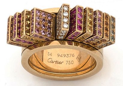 CARTIER 
‘'PAILLETTES''
Bague en or 750 millièmes, composée d'un anneau plat retenant...
