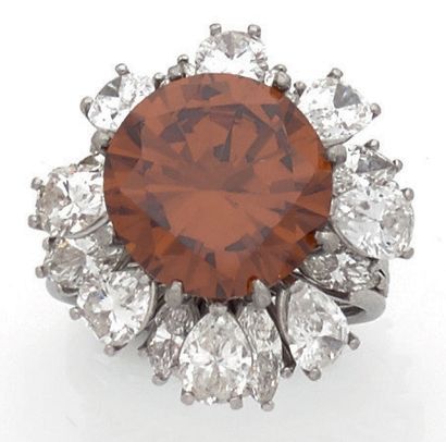 null Importante bague fleur en platine (850) centrée d'un diamant orange brun traité...