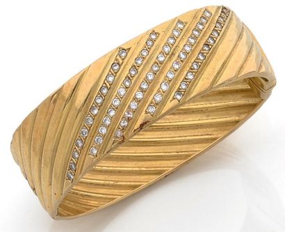 null Bracelet rigide ovale ouvrant en or jaune (750) à décor de godrons, les cinq...
