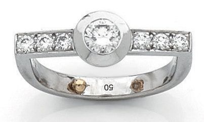 FRED 
Bague en platine (850) centrée d'un diamant de taille brillant en serti clos,...