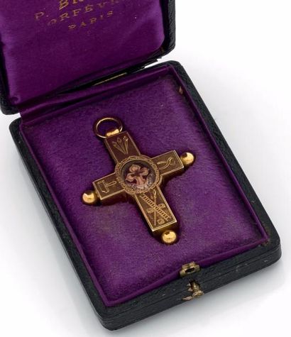 null Petite croix pectorale, formant reliquaire, en or jaune (750), aux bras terminés...