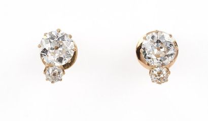 null 
Paire de clous d'oreilles en or jaune (585) ornés de deux diamants de taille...