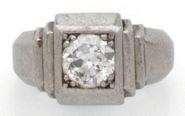 null Bague chevalière en platine (850) ornée d'un diamant de taille ancienne en serti...