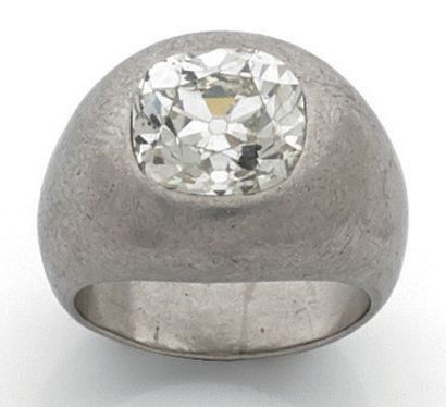 null Bague jonc en platine 850 millièmes, ornée d'un diamant taille ancienne en serti...