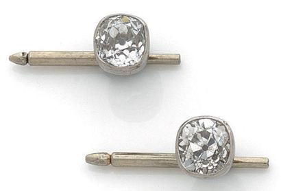null Paire de boutons de col en or gris 750 et platine 850 millièmes, ornés de diamants...