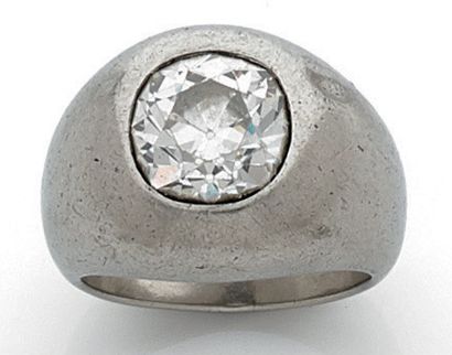 null Bague jonc en platine 850 millièmes, ornée d'un diamant taille ancienne en serti...