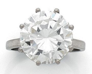 null Bague solitaire en platine 850 millièmes, ornée d'un diamant brillanté en serti...