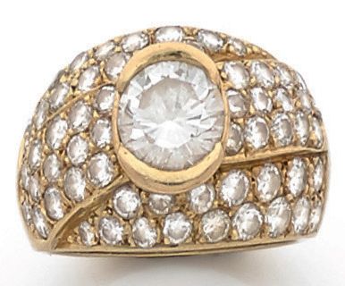 null Bague dôme en or jaune (750) centrée d'un diamant de taille brillant en serti...