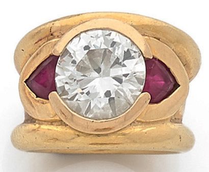 null Importante bague jonc en or jaune (750) centrée d'un diamant de taille brillant...