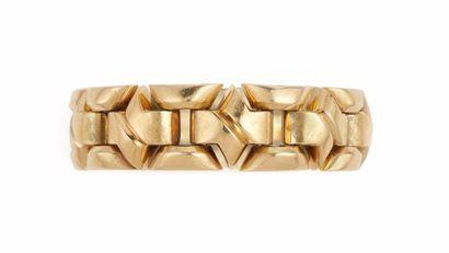 GROSSE, Germany 
Bracelet articulé en or jaune (585), partiellement quadrillé, formé...