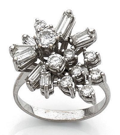 null Bague en or gris (750) ornée d'un bouquet déstructuré de petits diamants de...