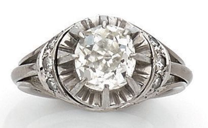 null Bague en or gris (750) et platine (850) ornée d'un diamant de taille ancienne...