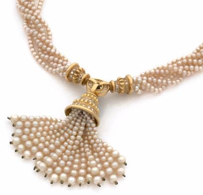 null Important collier formé de six rangs de perles de cultures blanches centré d'un...