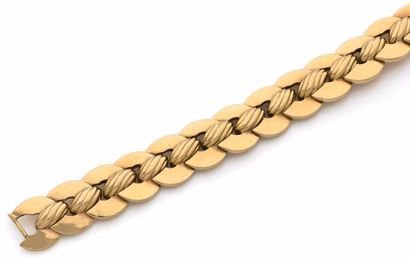 null Bracelet articulé en or jaune (750) à motif d'entrelacs centré d'une frise de...