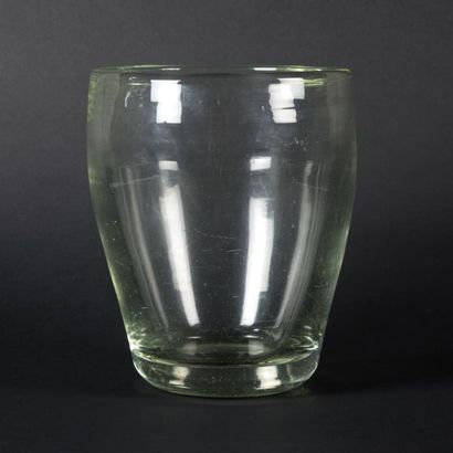 André THURET (1898-1965) 

Vase tronconique à fond plat en verre teinté jaune vert...