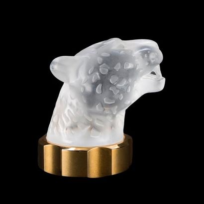 LALIQUE France, Mascotte. 

Bouchon 'Panthère'.

Epreuve en cristal moulé pressé...