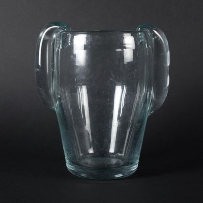 André THURET (1898-1965) 

Important vase épais en verre bleuté, modelé à chaud à...
