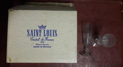 SAINT LOUIS 

Huit flûtes à champagne sur piédouche en cristal incolore.

Signée...