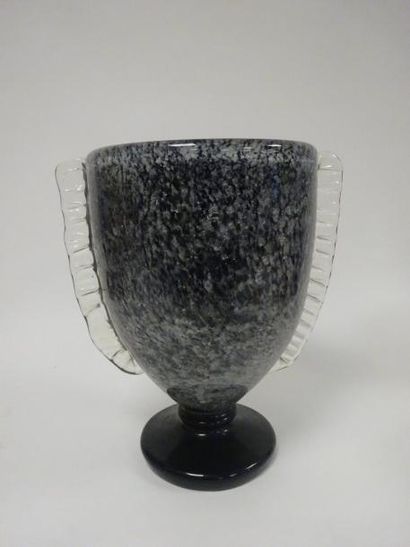 DUMOULIN 

Vase obusal sur piédouche.

Epreuve en verre marmoréen noir et blanc....