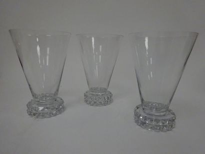 null Trois verres en cristal transparent évasés, la base circulaire à pointes de...