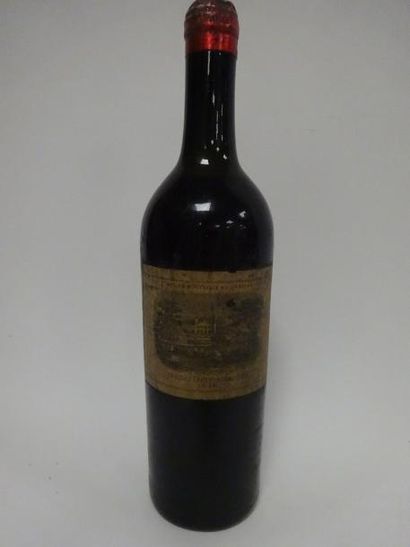 LAFITTE-ROTHSCHILD 

1 bouteille 1916. 

Niveau basse épaule, étiquette tachée et...