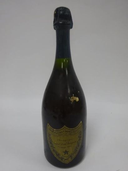 null Champagne Cuvée DOM PERIGNON. 

Bouteille. 1966.

Niveau légèrement bas. Etiquette...