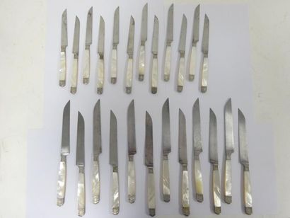 null Deux séries de couteaux à manche en nacre blanche et lame en acier :

- douze...