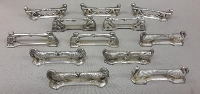 ARGIT 

Douze porte-couteaux en métal argenté figurant des animaux affrontés.

-...