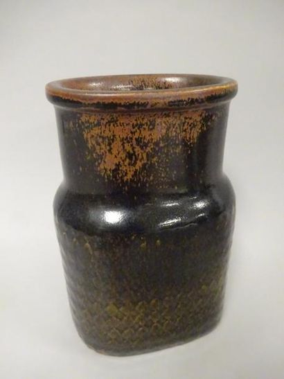 Gunnar NYLUND (1904-1990) pour Röstrand. 

Vase ovoïde en céramique émaillée.

Signé...