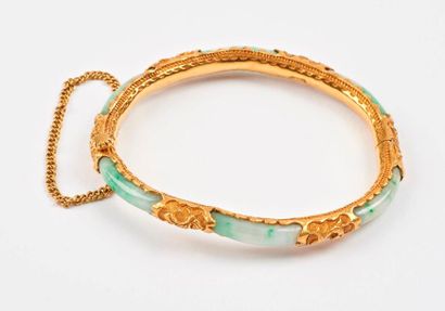 null Bracelet jonc ouvrant en or jaune (750) et jadéite, orné de motifs animaliers...