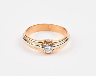 null Bague anneau en or jaune et gris (750) ornée d'un diamant de taille brillant...