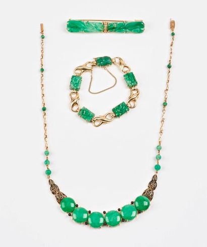 null Ensemble de bijoux en or jaune (585) et jade baignée, comprenant : 

- un collier...