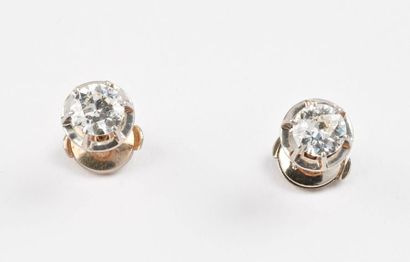 null Paire de clous d'oreille en or gris (750) et platine (850) ornés d'un diamant...
