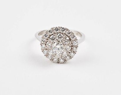 null Bague en or gris (585) ornée d'un diamant de taille brillant moderne dans un...