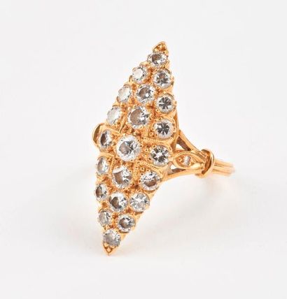 null Bague marquise en or jaune (750) ornée de diamants de taille brillant moderne...