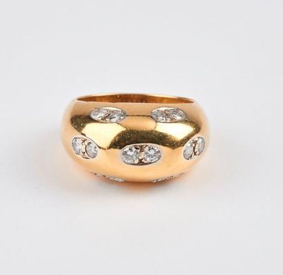 null Petite bague jonc en or jaune (750) ornée de sept paires de diamants de taille...