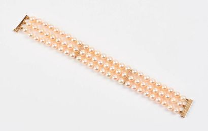 null Bracelet formé de trois rangs de perles de culture blanches.

Fermoir et deux...