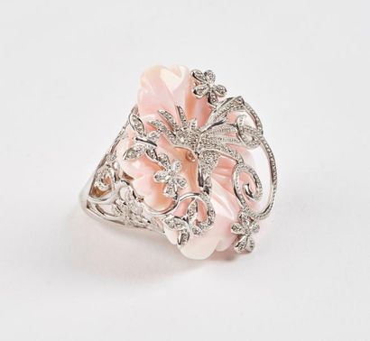 null Importante bague en or blanc (750) ornée d'une fleur en corail blanc rosé sculpté...