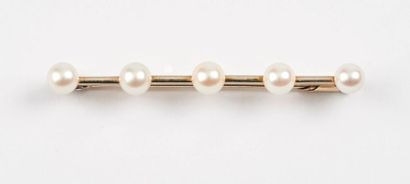 null Broche ligne en or gris (750) ponctuée de 5 perles de culture blanches. 

Poids...