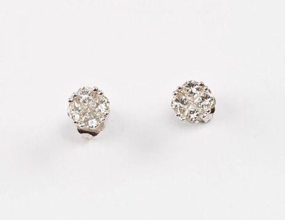 null Paire de puces d'oreille en or gris (750) ornées de quatre diamants de taille...