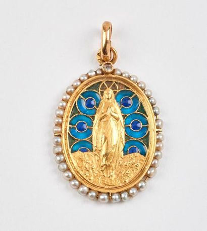 null Pendentif médaillon ovale en or jaune (750) figurant une Vierge dans un fond...