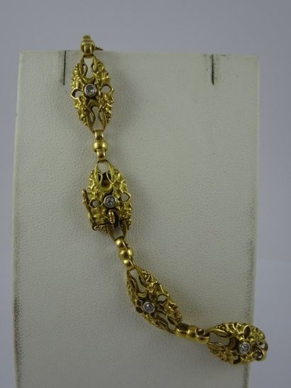 null 

Bracelet articulé en ors jaune et gris (750) à motifs losangiques ajourés...