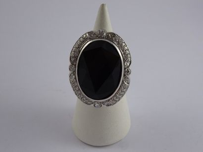 null Importante bague en or gris (750) ornée d'une pierre noire ovale facettée en...