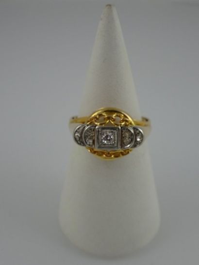 null Bague en or jaune (750) et platine (950) ornée d'un diamant de taille ancienne...